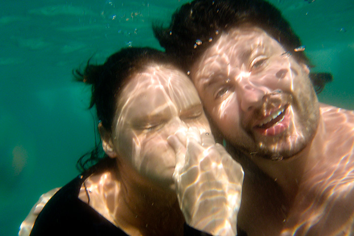 Pelle och Tina under vattnet